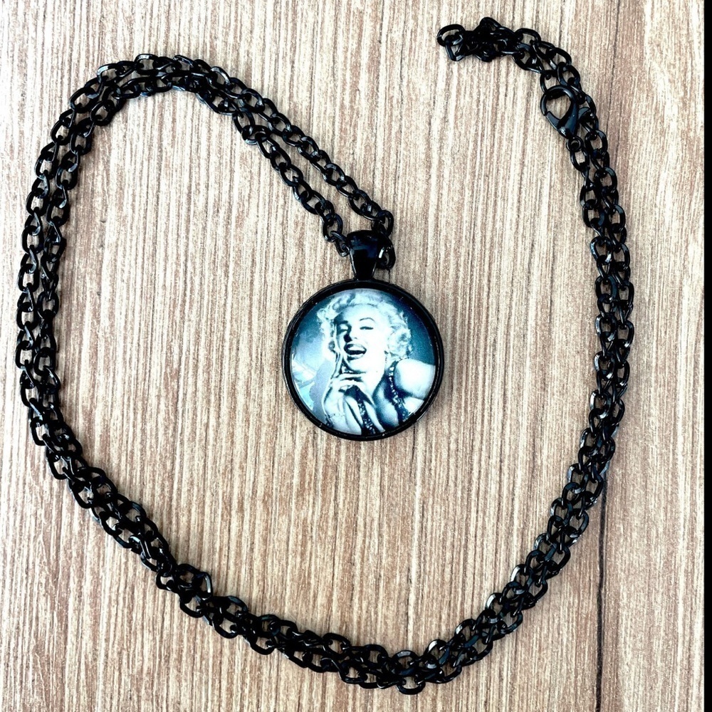 Marilyn Monroe Black and White Necklace, NWT - Picture 2 of 4